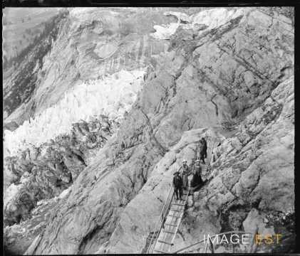 Groupe de personnes sur une passerelle (Grindelwald)